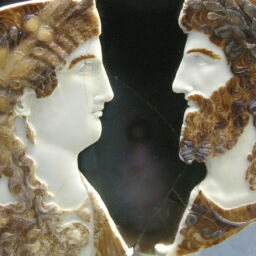 Cameo in sardonice con due membri della famiglia imperiale, come Giove e Giunone. (Arte romana)