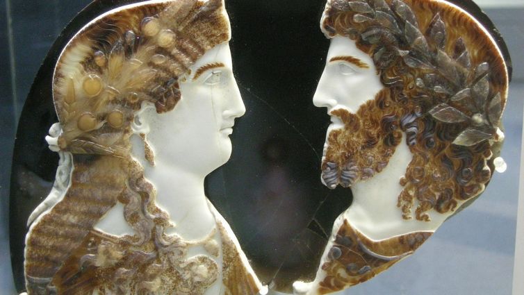 Cameo in sardonice con due membri della famiglia imperiale, come Giove e Giunone. (Arte romana)