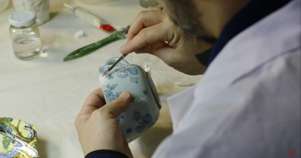 Restauro di una tazza in ceramica