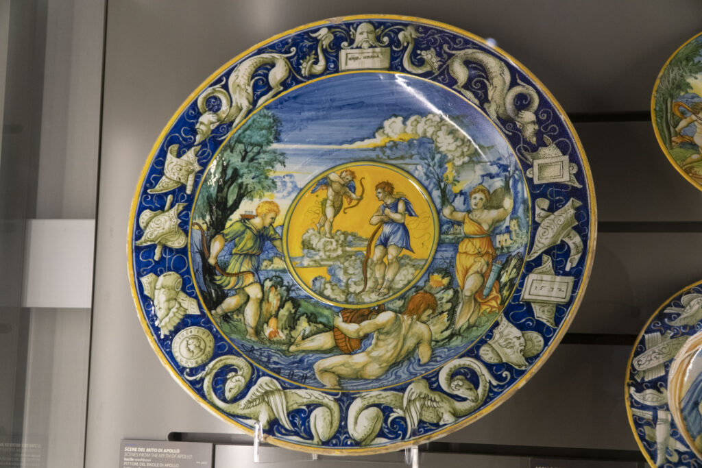 Piatto in ceramica con decorazioni su uno sfondo blu