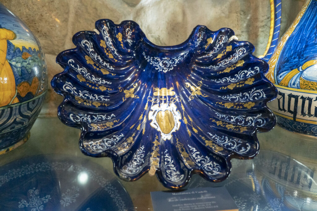 Conchiglia Farnese,  maiolica turchina e conservata presso il Museo dell'Arte Ceramica di Ascoli Piceno all'interno della collezione Matricardi.