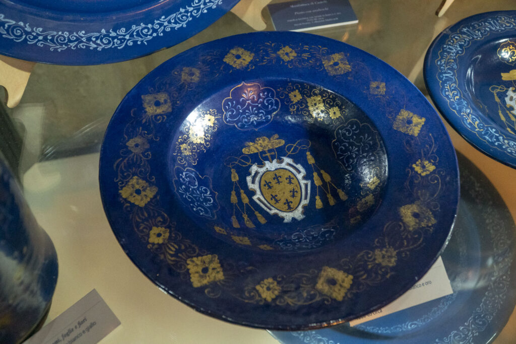 Piatto cupo blu in ceramica decorato