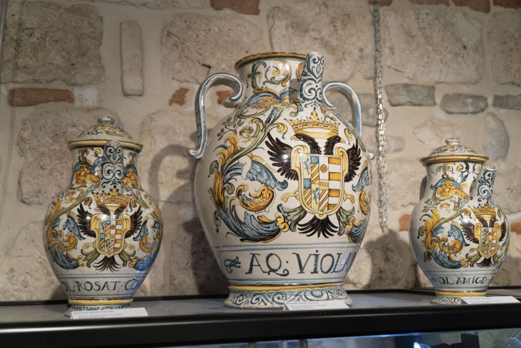Vaso in ceramica decorato con uno stemma e dei ghirigori 