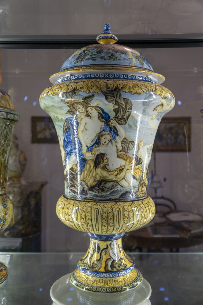 Vaso decorato presente al Museo d'Arte Ceramica ad Ascoli Piceno