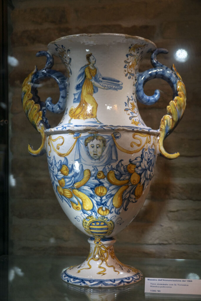 Vaso in ceramica decorato, presente al museo dell'Arte Ceramica, Ascoli Piceno.