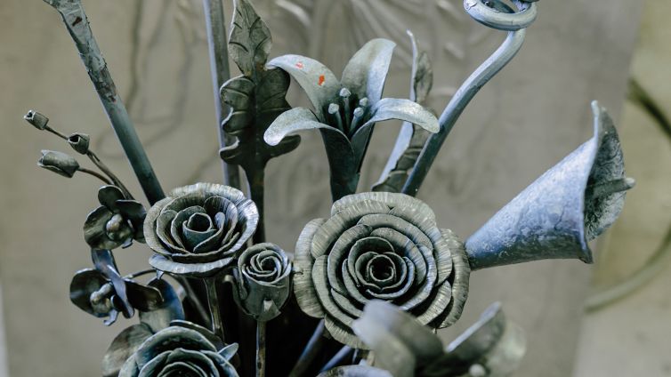 Vaso di fiori realizzato con il ferro battuto