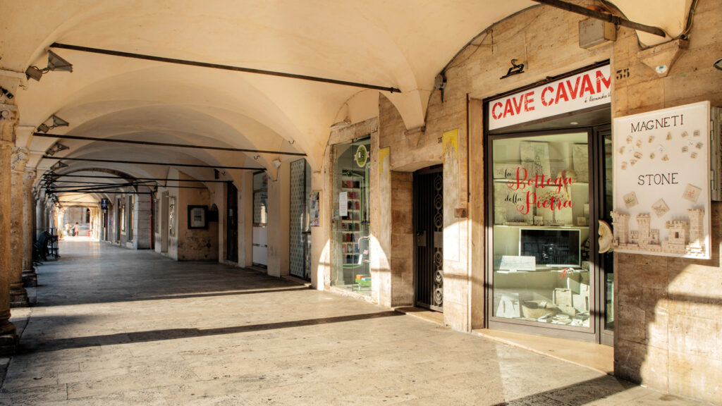 Negozio di Cave Cavam in centro ad Ascoli Piceno.